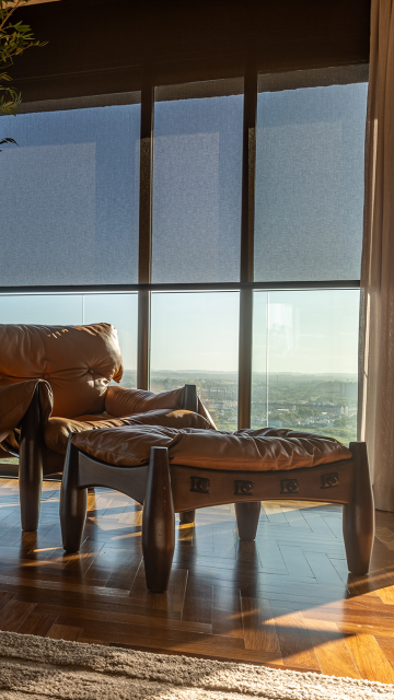 Cortinas de tecido e rolos em tela solar, unindo conforto visual, elegância e controle de luminosidade.