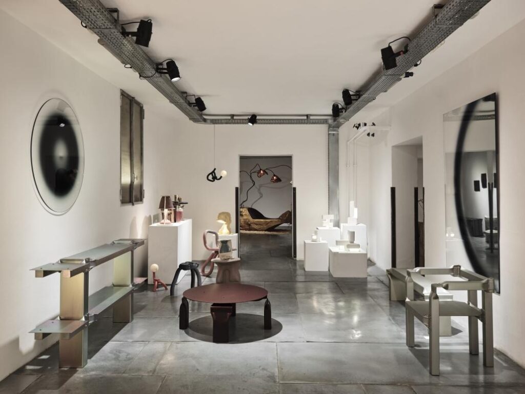 Cadeira em alumínio com estética industrial na exposição Rossana Orlandi 2026
