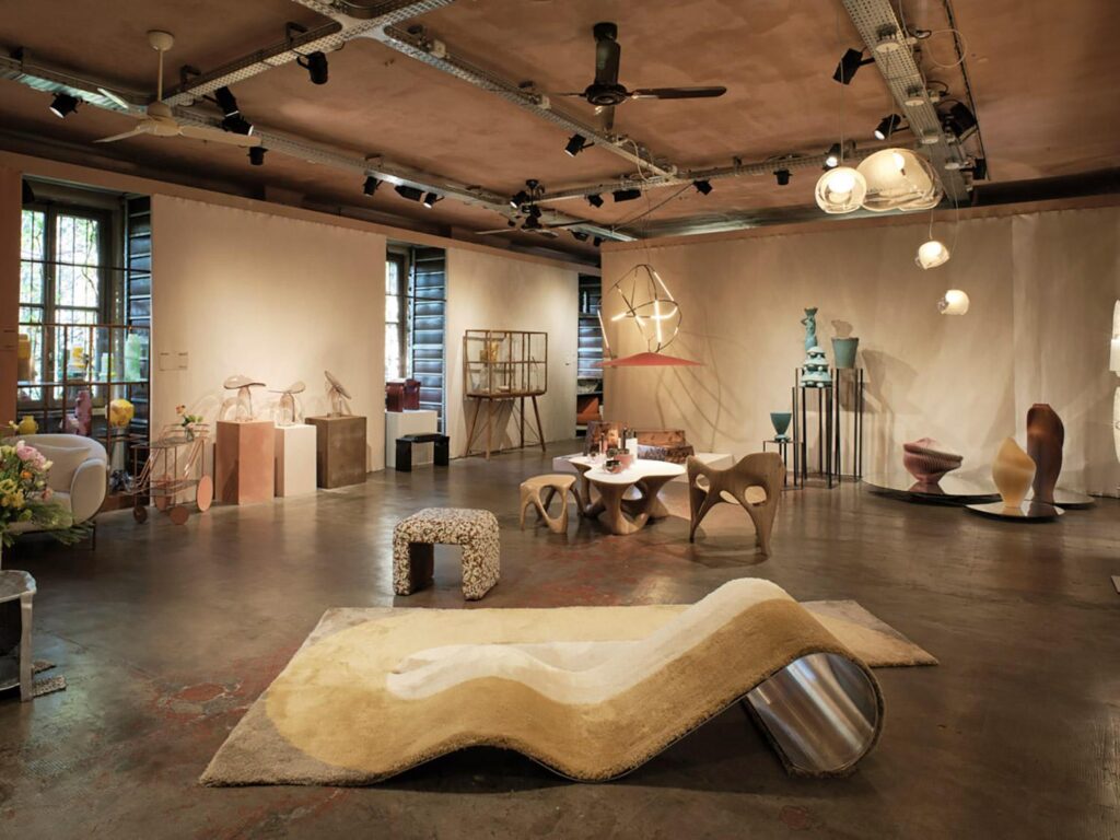 Mobiliário em alumínio escovado apresentado por Rossana Orlandi na Milan Design Week 2026