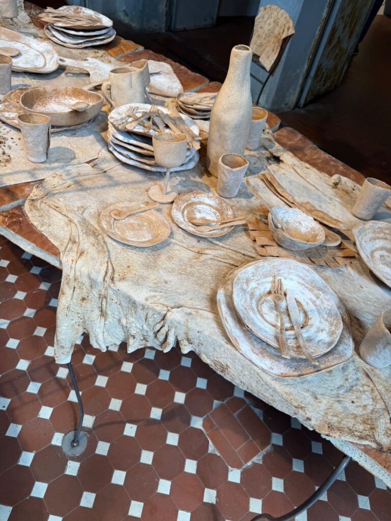 Detalhes de mesa artística feita com massa de pão no Salone del Mobile Milano 2026