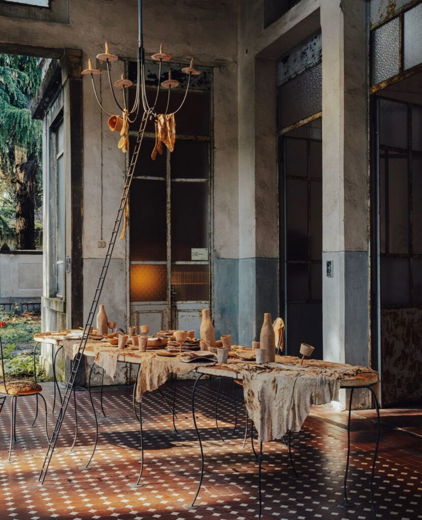 Mesa cenográfica feita com massa de pão em exposição do Salone del Mobile Milano 2026
