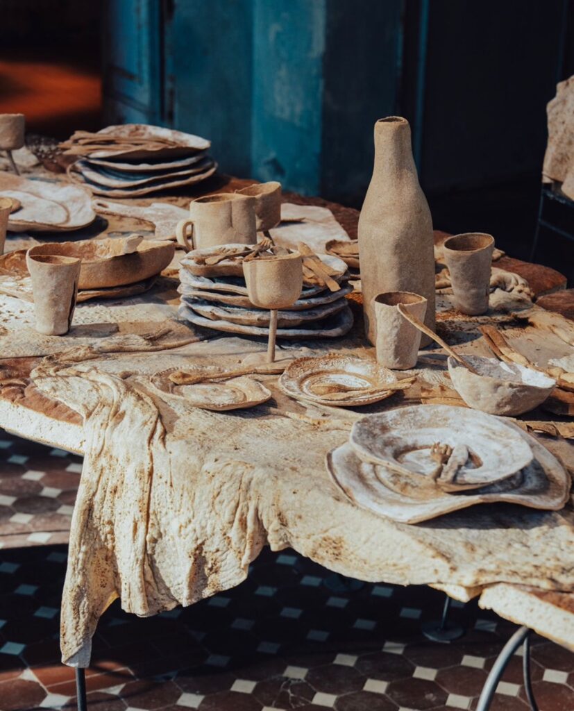 Mesa cenográfica feita com massa de pão em exposição do Salone del Mobile Milano 2026
