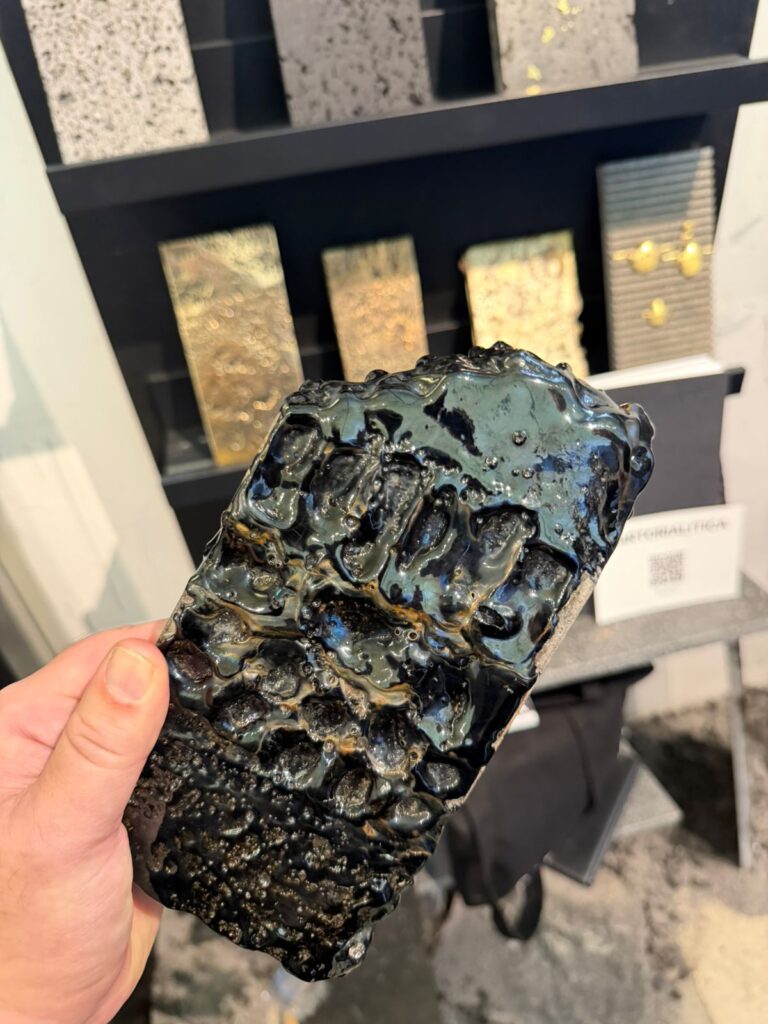 Pedra vulcânica apresentada no Salone del Mobile Milano 2026 com textura natural e acabamento escultural