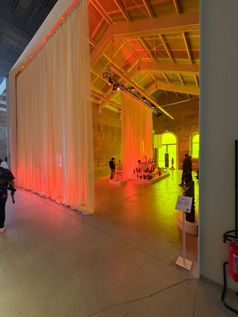 Cortinas translúcidas em instalação contemporânea no Fuorisalone Milano 2026