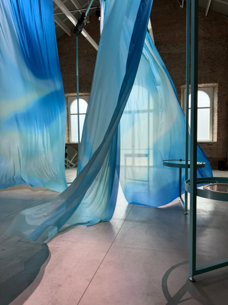 Cortinas azuis translúcidas em instalação imersiva no Fuorisalone Milano 2026
