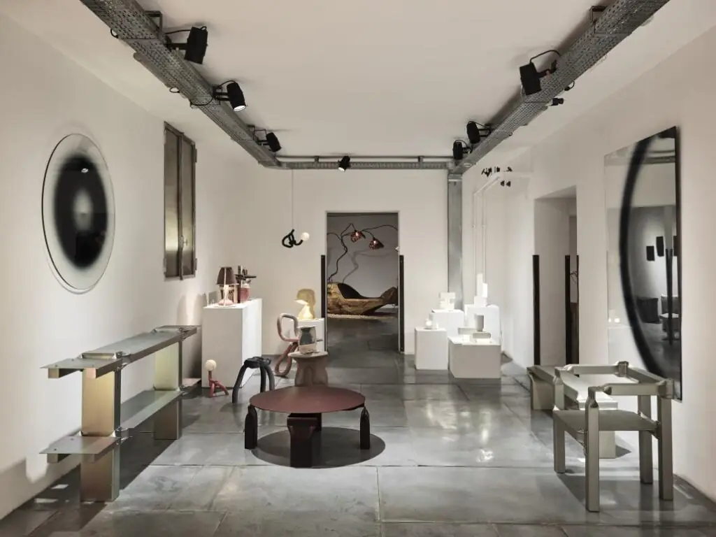 Cadeira em alumínio com estética industrial na exposição Rossana Orlandi 2026