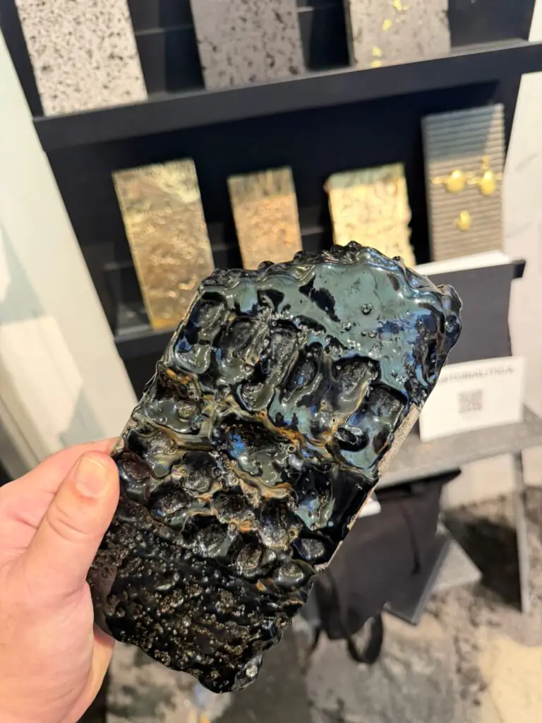 Pedra vulcânica apresentada no Salone del Mobile Milano 2026 com textura natural e acabamento escultural
